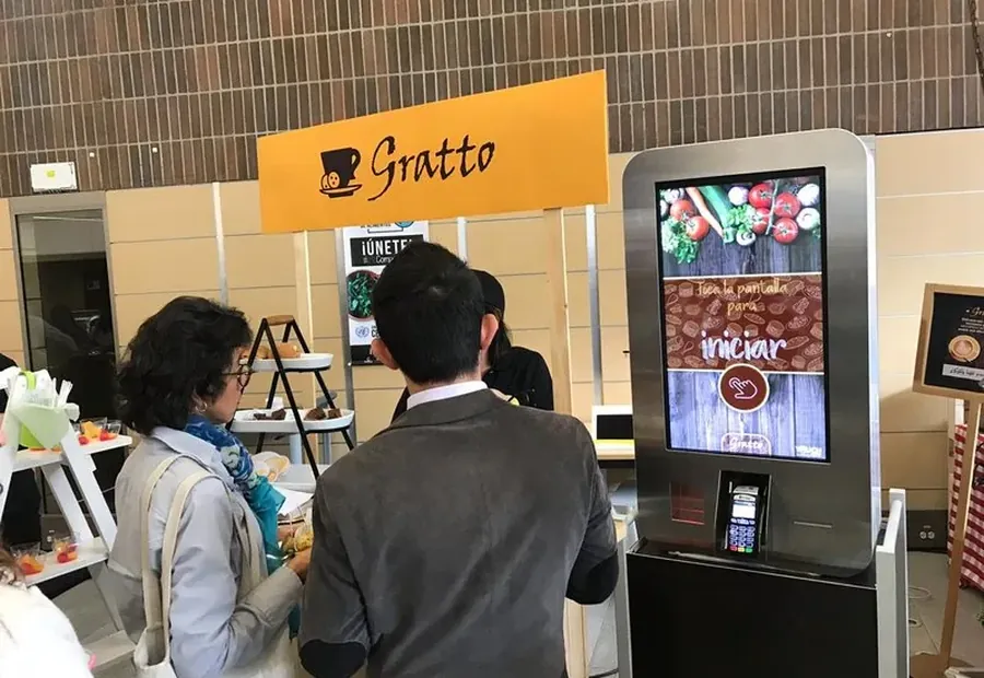 Kiosco TouchColombia en operación real · sector restaurantes