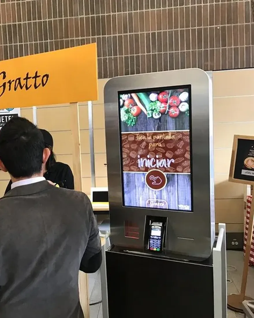 Clientes ordenando en kiosco Gratto en un evento real