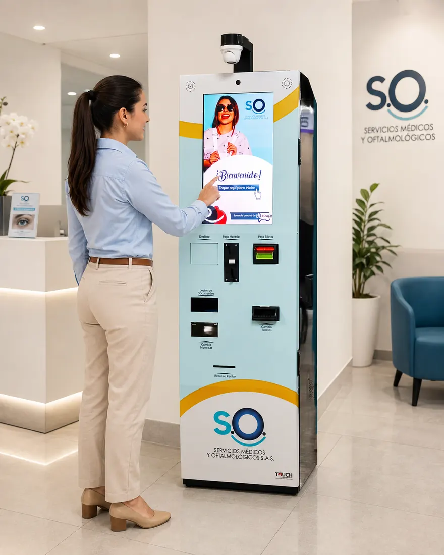 Paciente usando kiosco SO Servicios Médicos